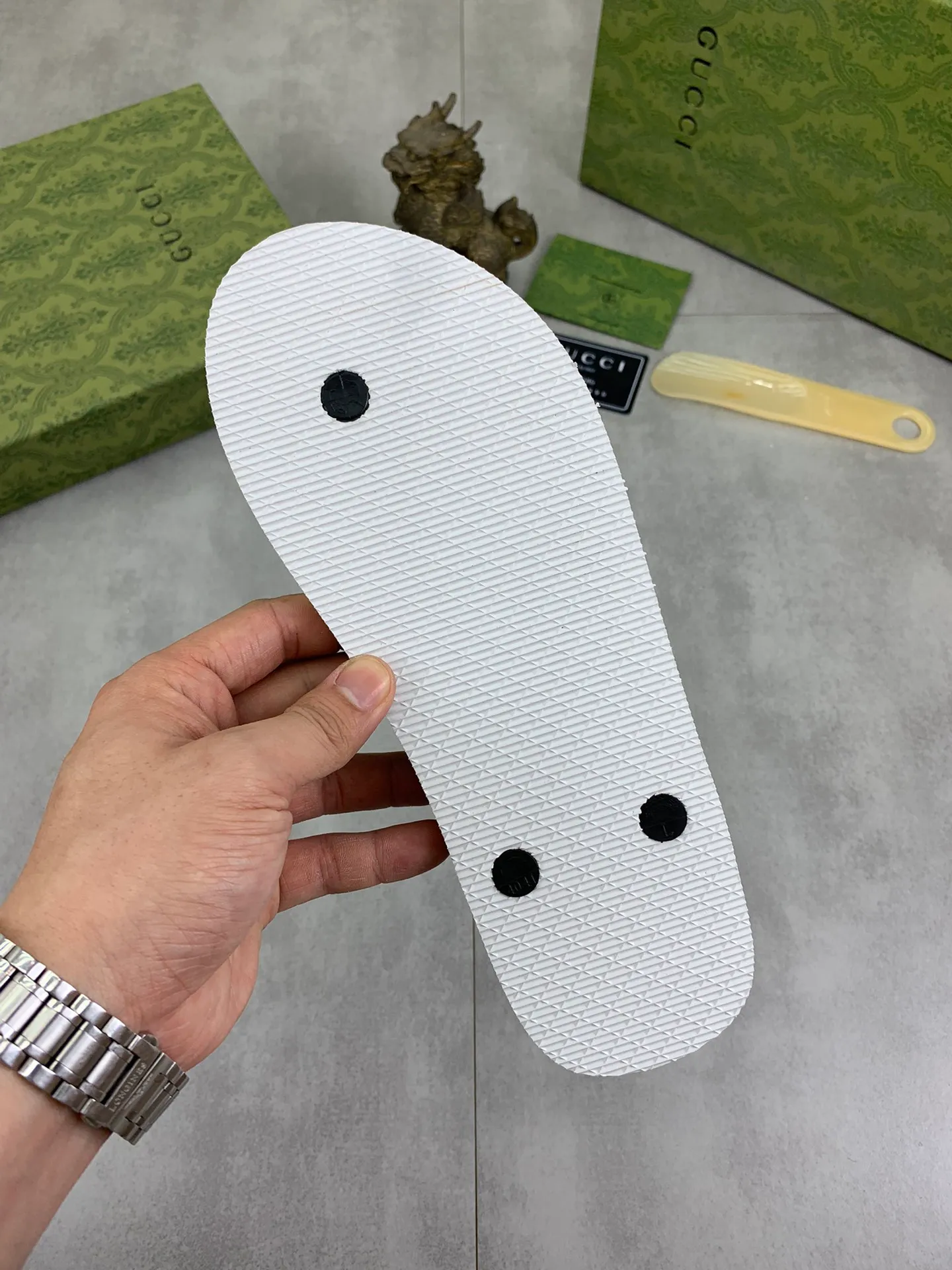 Men's men's shoes 💰P220💰【New style】🆘【GUCCI】Official website's popular Gucci adult couple 🧑‍🤝‍🧑 style, children's flip-flops are on sale at the counter simultaneously! Original fabric imported from Italy. Original bottom provided by the original factory. Size: Adult 36-45. Children’s size: 30-37. Multiple colors available.